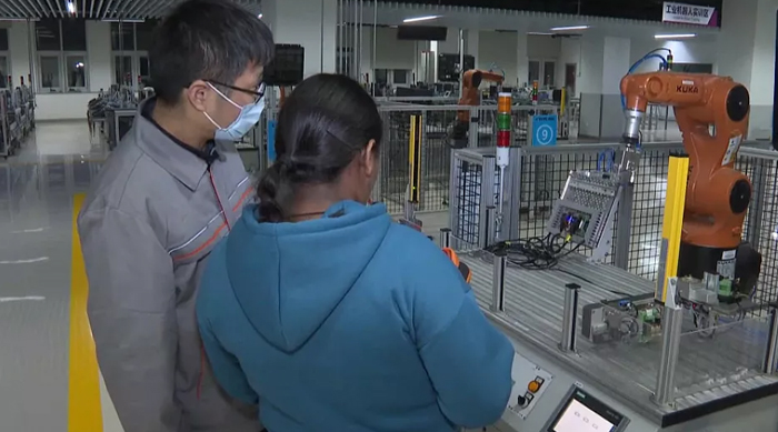 China holds training in woodcraft for African youths