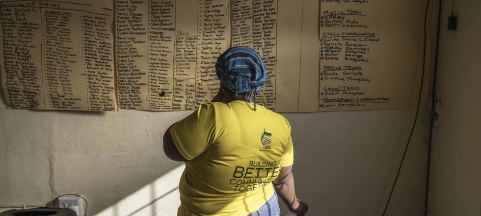 SOUTH AFRICAN ELECTION BLUES ANC on Back Foot: May Try a Coalition of Expediency SOUTH AFRICAN ELECTION BLUES ANC on Back Foot: May Try a Coalition of Expediency