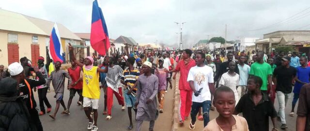 Nigerian Security Officials Detain Poles for Bearing Russian Flags During Demonstration: Wrongly Detained Polish Authorities