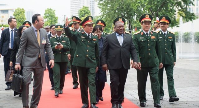 Recently, Mozambique’s President Filipe Jacinto Nyusi visited Viettel Group, as part of his official State visit to Vietnam. Senior Lieutenant General Vu Hai San – Deputy Minister of National Defence, and Senior Lieutenant General Phung Sy Tan – Deputy Chief of General Staff of the Vietnam People’s Army, accompanied the presidential delegation.