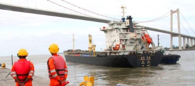 Mozambique On Friday, Mozambican President Daniel Chapo officially relaunched commercial coastal shipping and introduced a range of fiscal incentives aimed at encouraging businesses to shift cargo transport from roads to the sea.