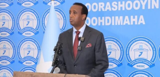 Abdikarim Ahmed Hassan, chairperson of the National Independent Electoral and Boundaries Commission, announced during the launch that voter registration will begin on Tuesday, with citizens expected to report to registration centers that day. This marks the first time in nearly five decades that Mogadishu residents will