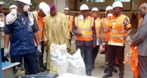 Cameroon has inaugurated its first-ever chemical fertiliser production plant, marking a major milestone in reducing reliance on expensive imports and strengthening domestic agriculture. The facility, launched on May 7 by Agriculture Minister Gabriel Mbaïrobé, is located in Bonaberi, Douala.